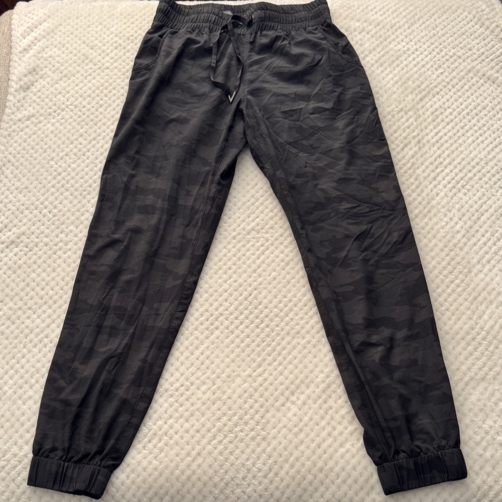 👖 EUC Women’s Camo Jogger Pants – Size Small
